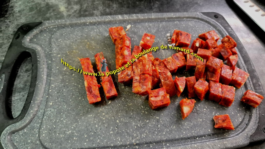 Couper les 130 gr de chorizo en dés puis réserver