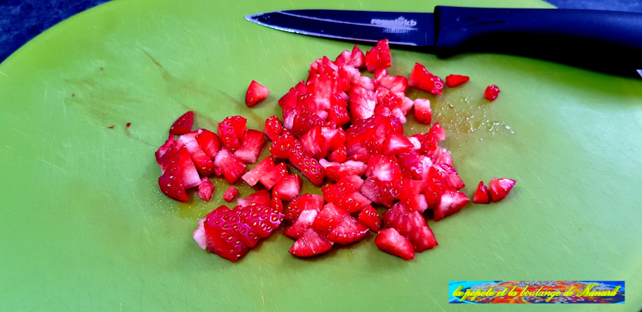 Couper les 4 autres fraises en petits morceaux