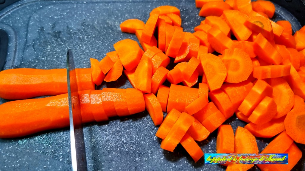 Couper les carottes dans la longueur puis les émincer
