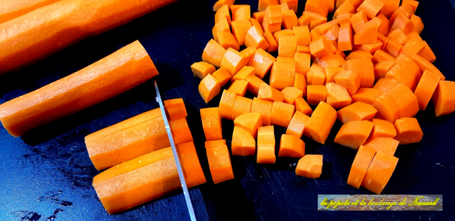 Couper les carottes en gros cubes
