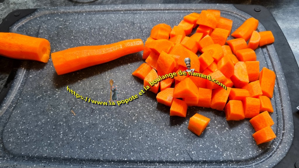 Couper les carottes en morceaux