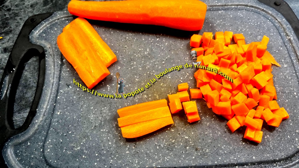 Couper les carottes en petits dés