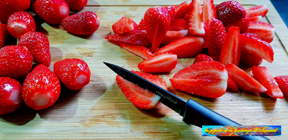 Couper les fraises en 4 ou 6 suivant leur taille dans la longueur