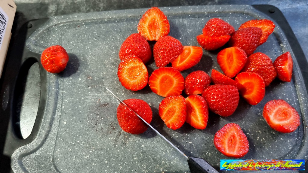 Couper les fraises en deux