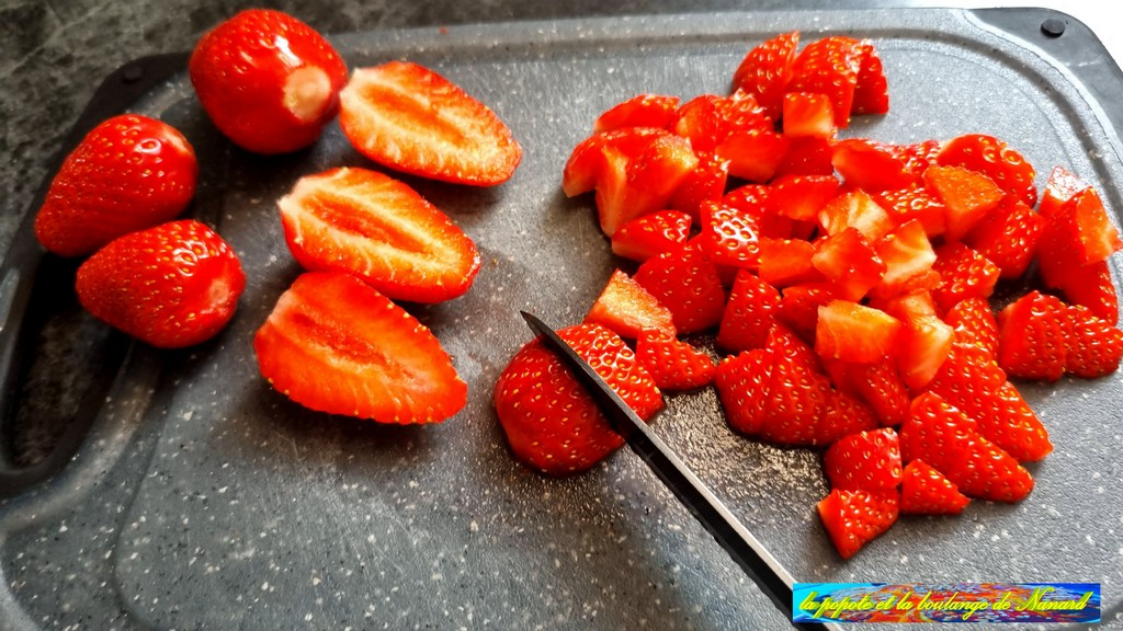 Couper les fraises en morceaux
