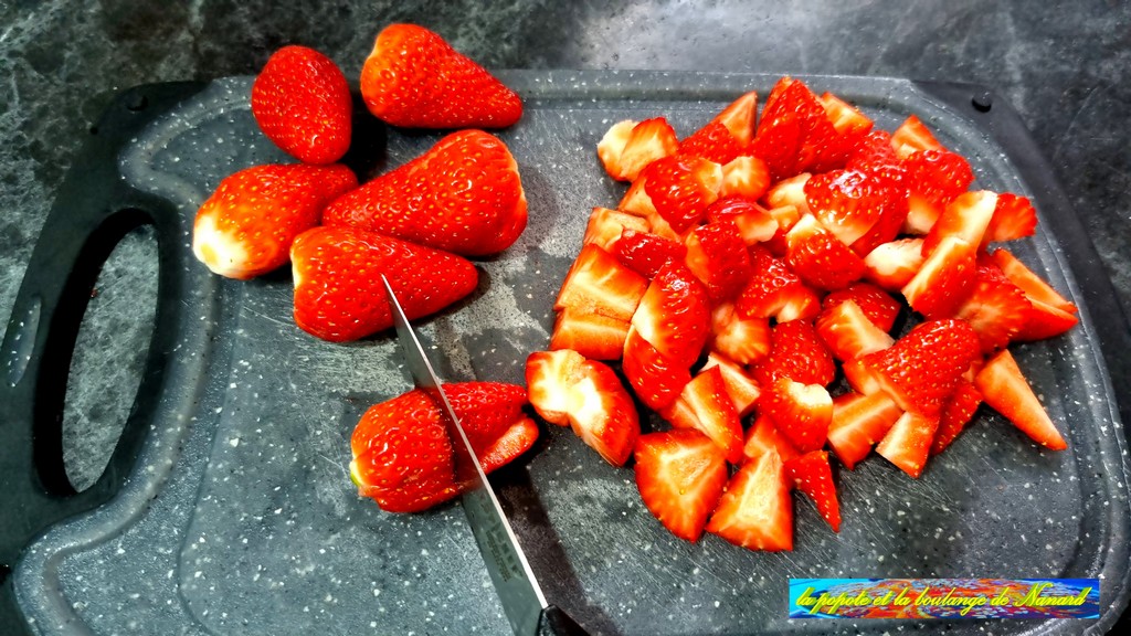 Couper les fraises en morceaux