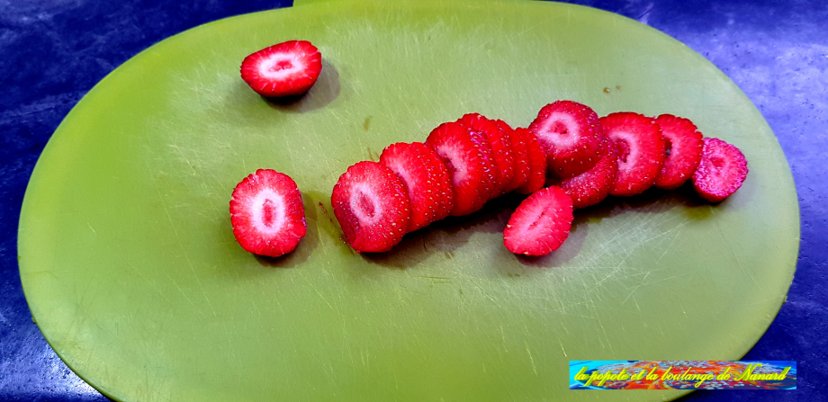 Couper les fraises en rondelles épaisses