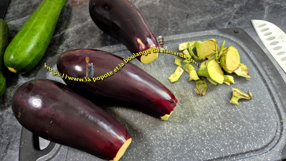 Couper les pédoncules des aubergines