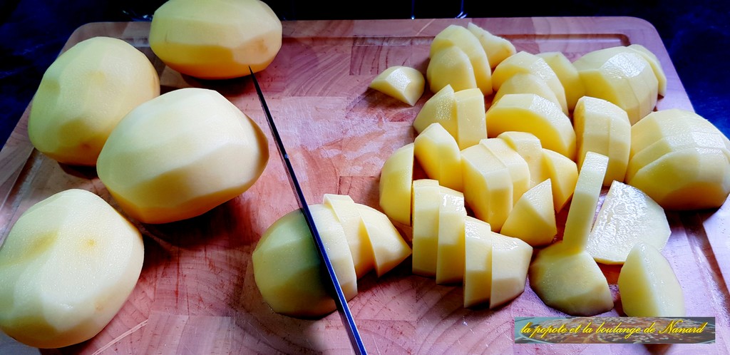 Couper les pommes de terre en demi-rondelles pas trop fines