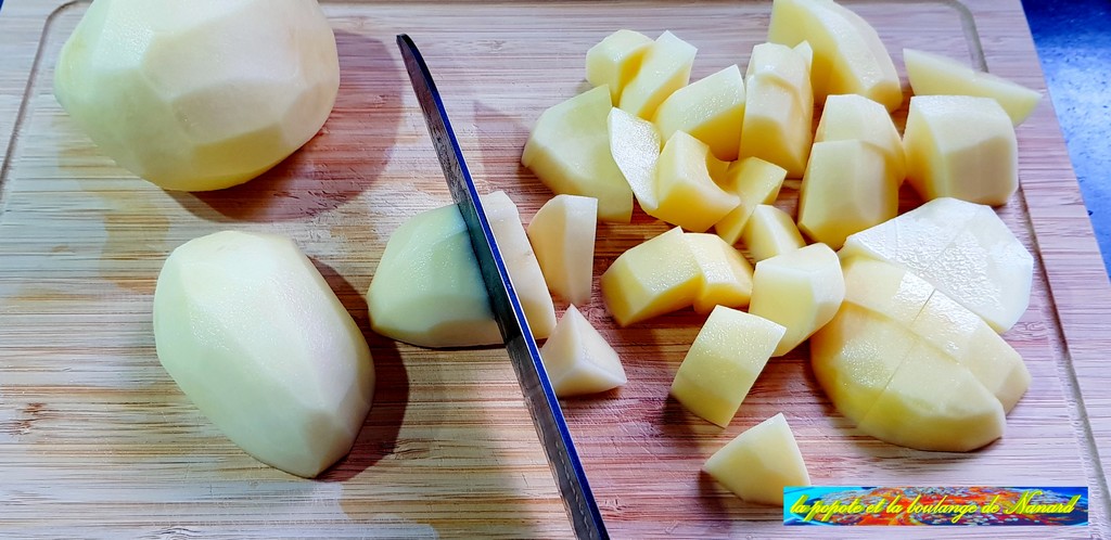 Couper les pommes de terre en gros morceaux