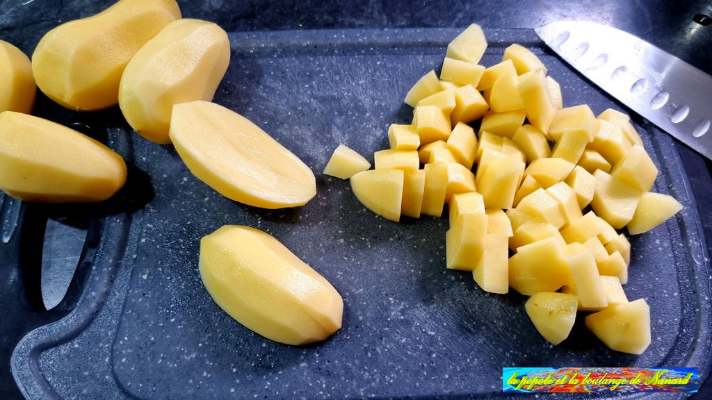 Couper les pommes de terre en morceaux moyens