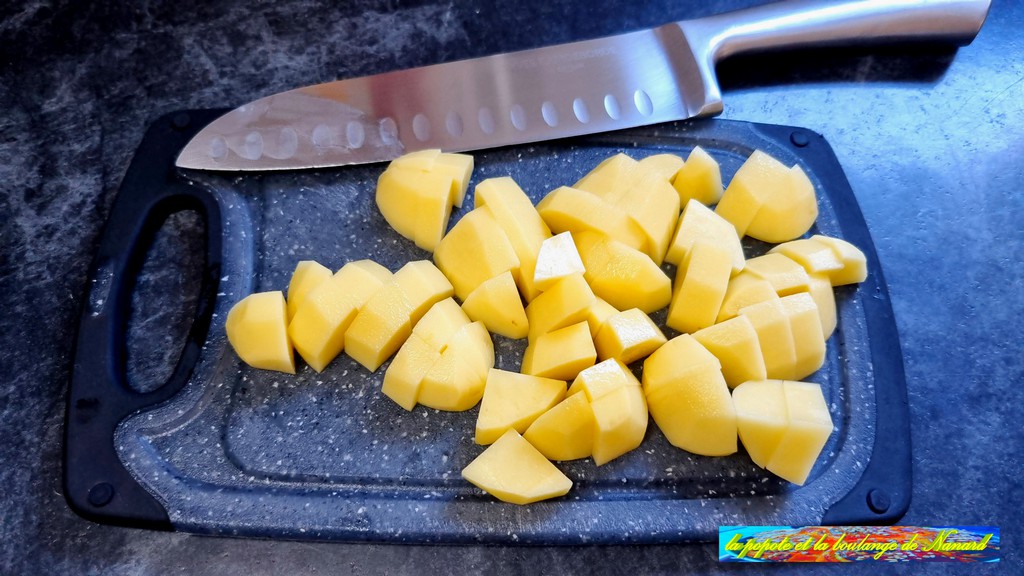Couper les pommes de terre en morceaux
