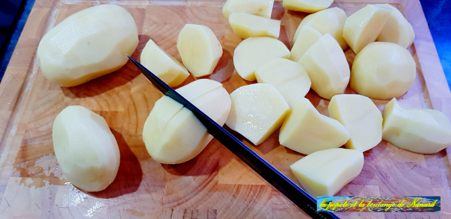 Couper les pommes de terre en quatre