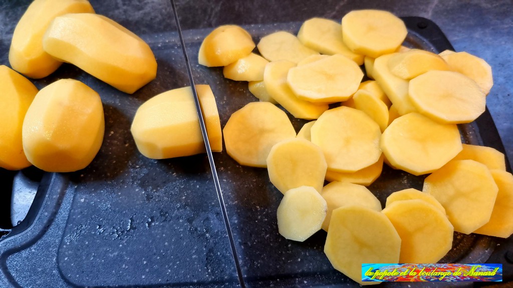 Couper les pommes de terre en rondelles d\\\'environ 5 mm d\\\'épaisseur