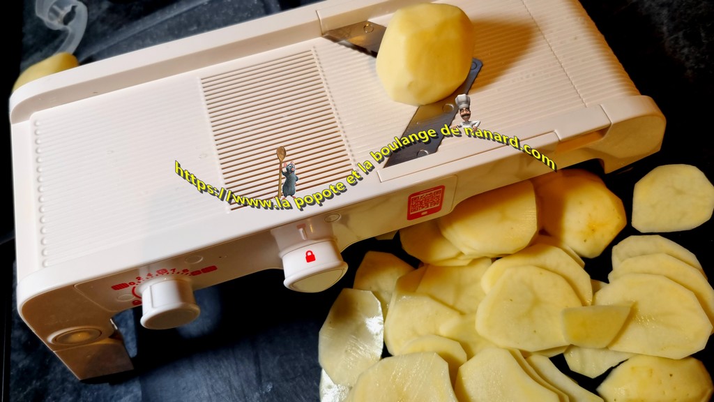 Couper les pommes de terre en rondelles de 2 mm d\\\'épaisseur