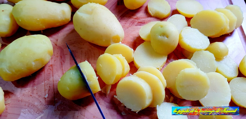 Couper les pommes de terre en rondelles épaisses