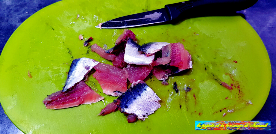 Couper les sardines en gros morceaux