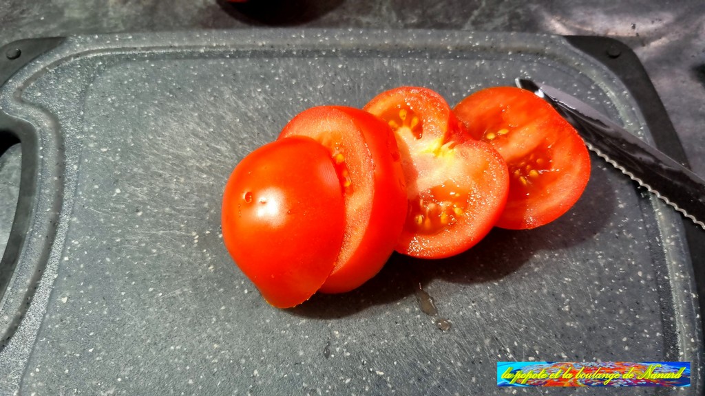 Couper les tomates en 4 ou 5 rondelles un peu épaisses