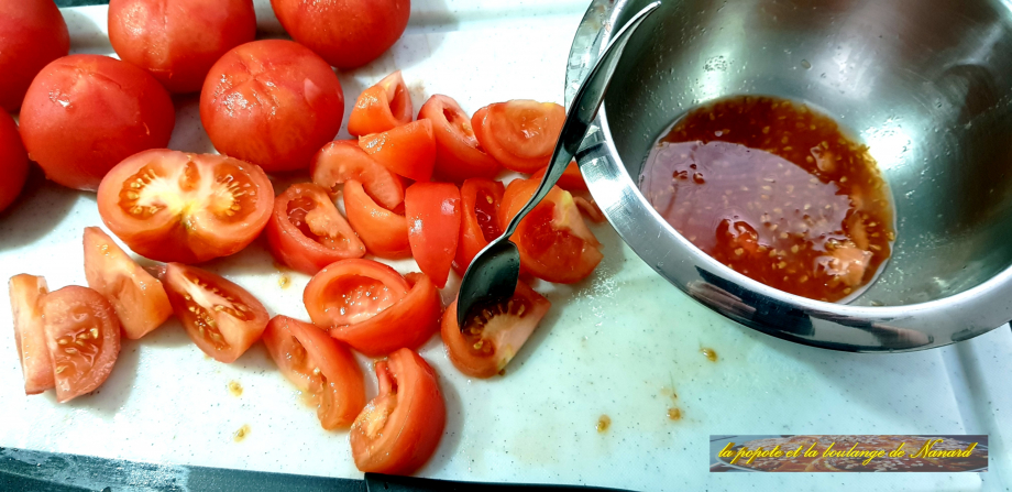 Couper les tomates en 4 puis enlever tous les pépins à l\\\'aide d\\\'une petite cuillère