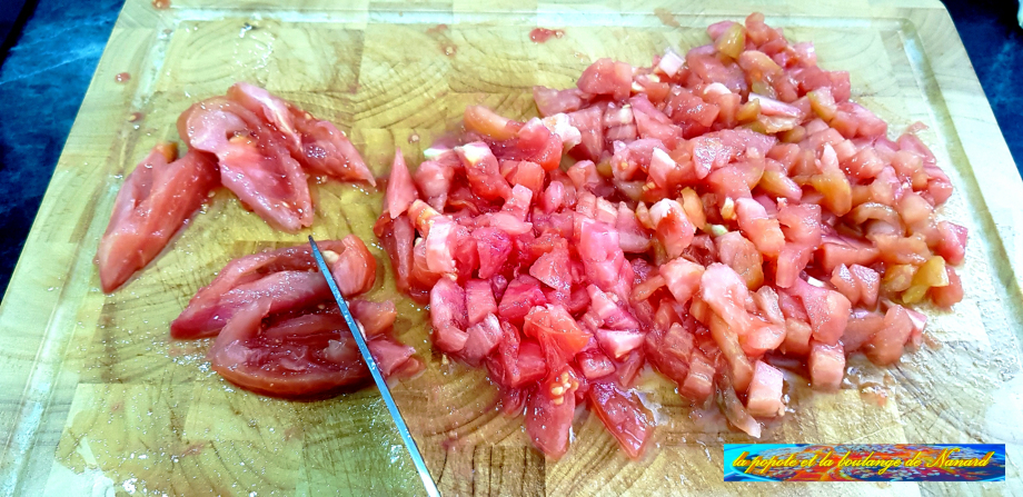 Couper les tomates en cubes puis réserver