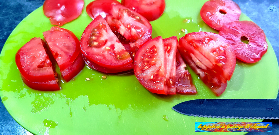 Couper les tomates en demi-rondelles
