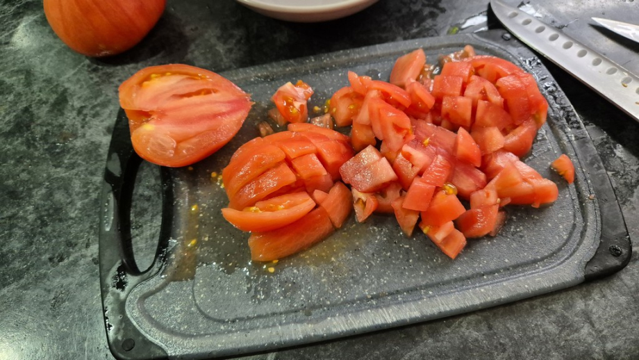 Couper les tomates en dés puis réserver