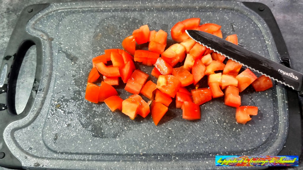 Couper les tomates en dés