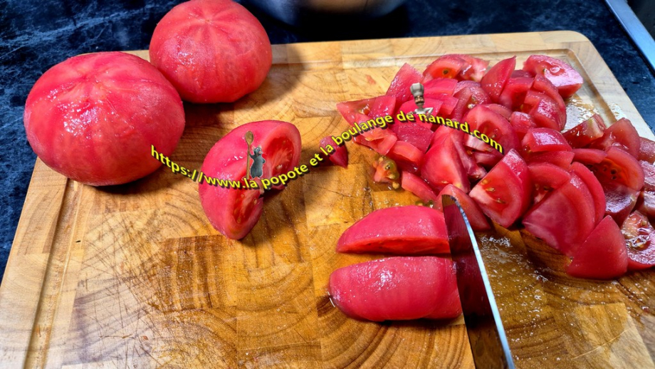 Couper les tomates en gros dés