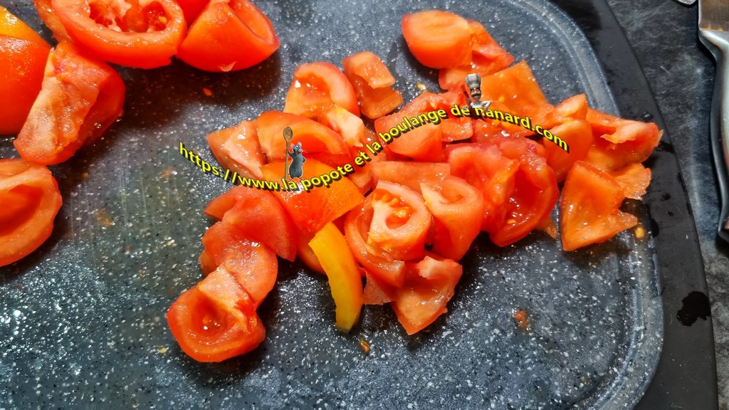 Couper les tomates en gros quartiers