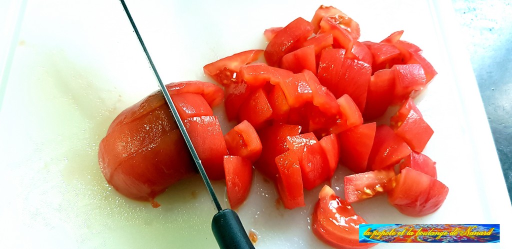Couper les tomates en morceaux