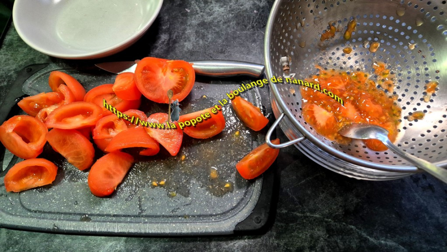 Couper les tomates en quartiers puis les épépiner