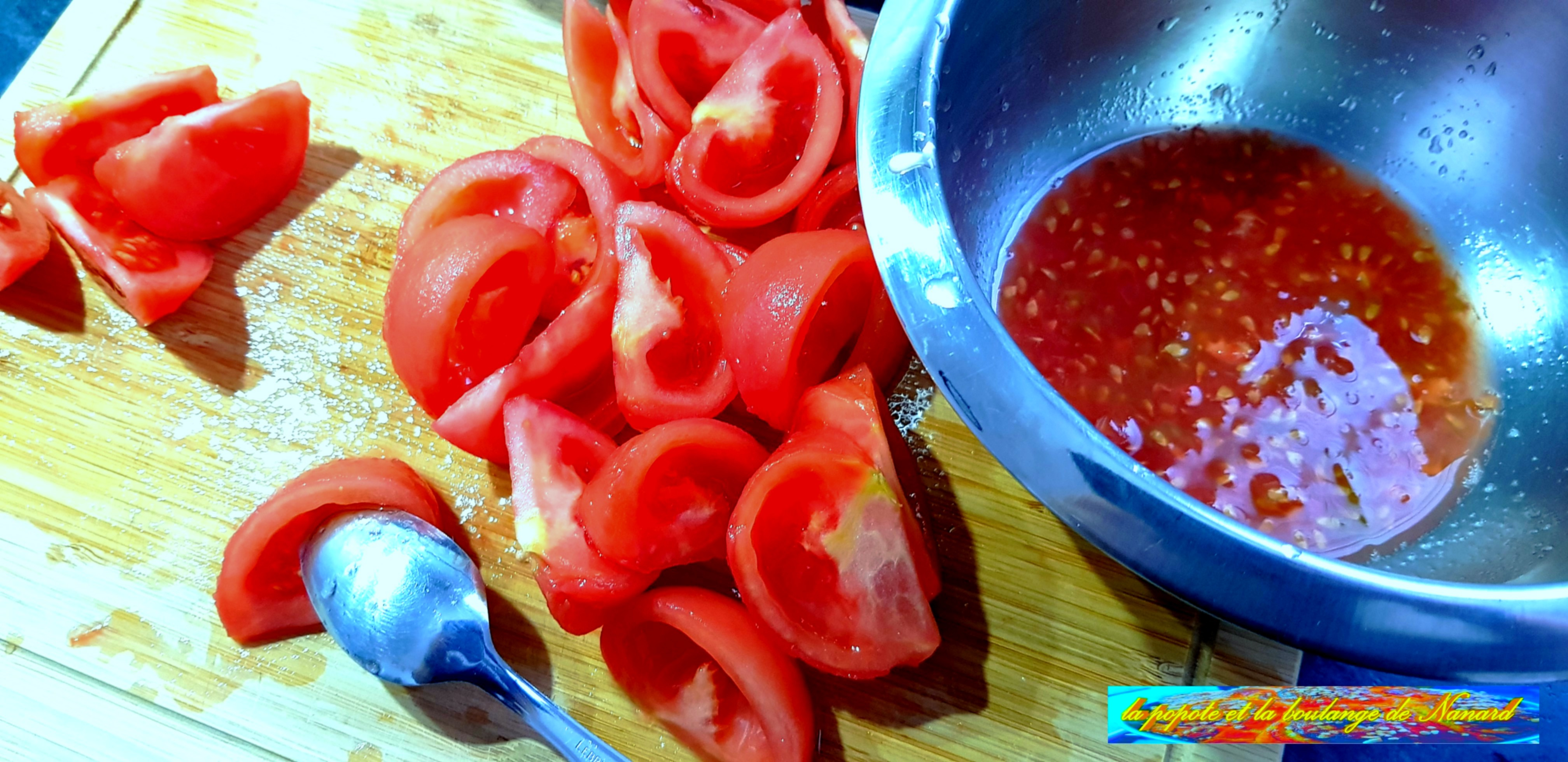 Couper les tomates en quartiers puis les épépiner
