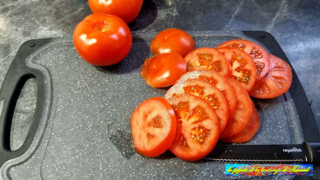 Couper les tomates en rondelles d\\\'environ 5 mm d\\\'épaisseur
