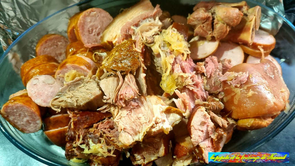 Couper les viandes puis les déposer dans un grand plat