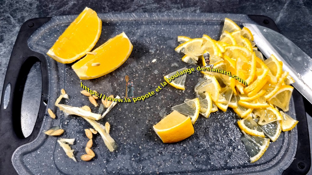 Couper très finement le citron en lamelles
