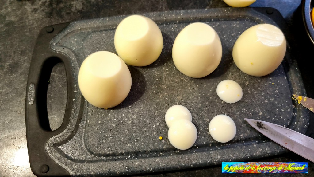 Couper un peu les petites extrémités afin que les œufs tiennent bien debout