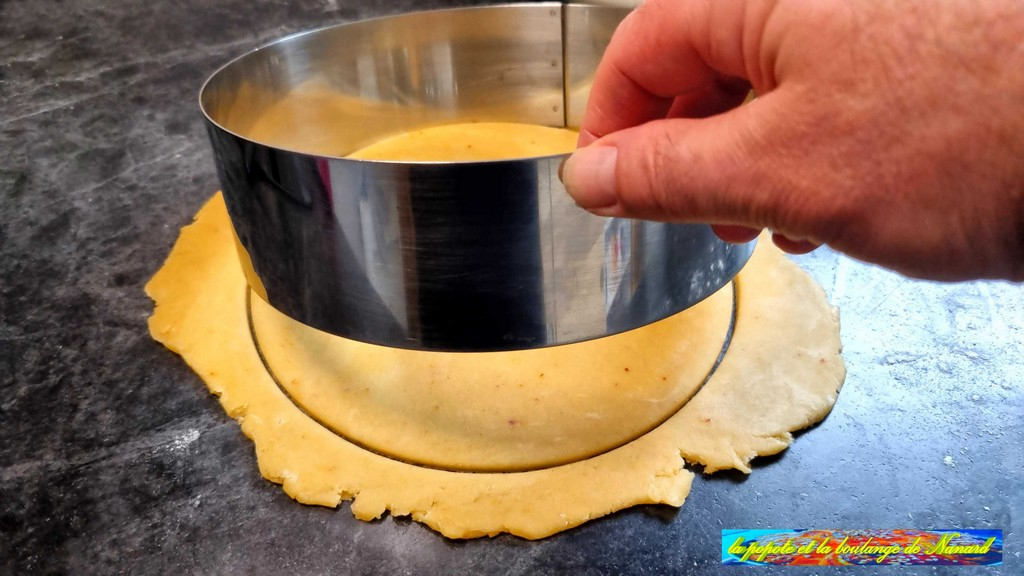 Couper un rond de pâte en s\\\'aidant d\\\'un autre cercle de même diamètre ou autre ustensile