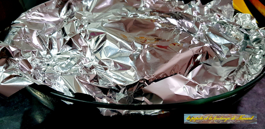 Couvrir d\\\'un papier aluminium pour garder le poulet au chaud et réchauffer les piments