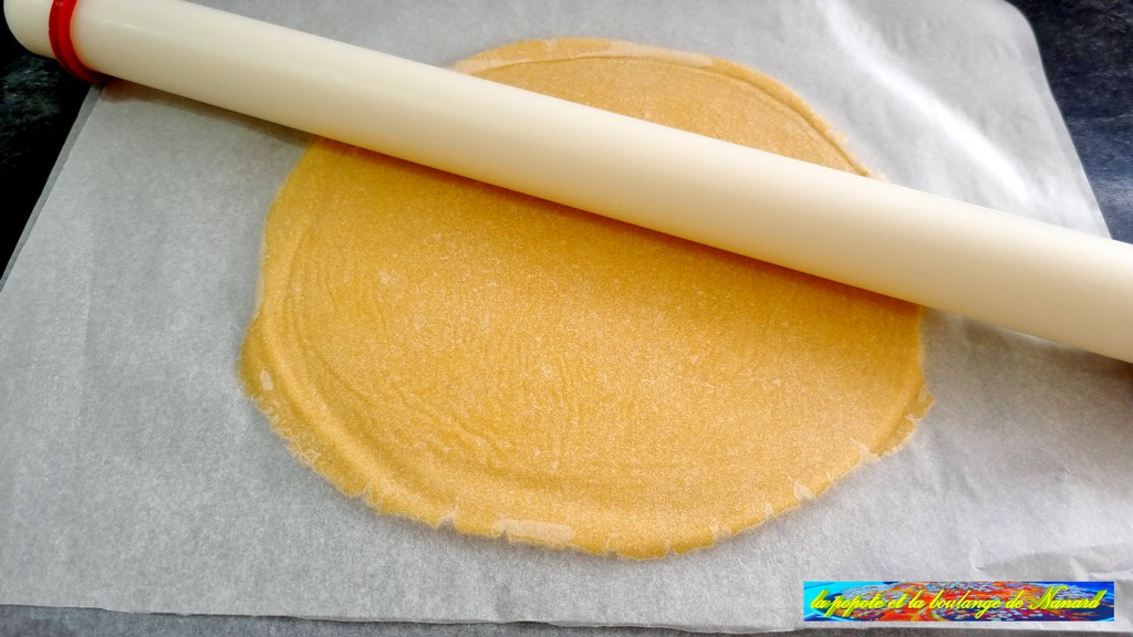 Couvrir d\\\'une autre feuille puis étaler la pâte sur 5 mm d\\\'épaisseur