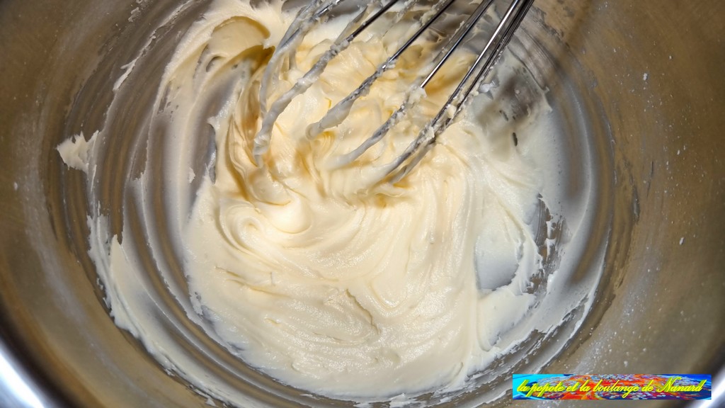Crémer le beurre avec le sucre en le fouettant