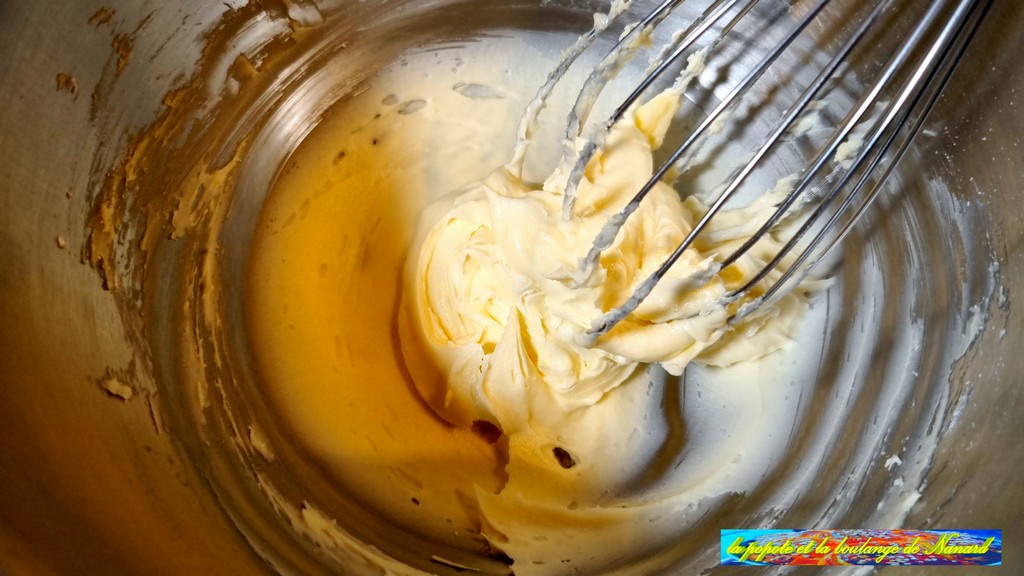 Crémer le beurre avec le sucre glace en le fouettant