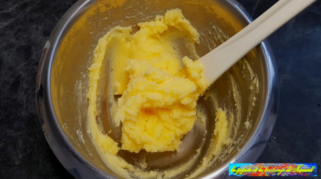 Crémer le beurre énergiquement avec le sucre à l\\\'aide d\\\'une spatule pendant 2 minutes