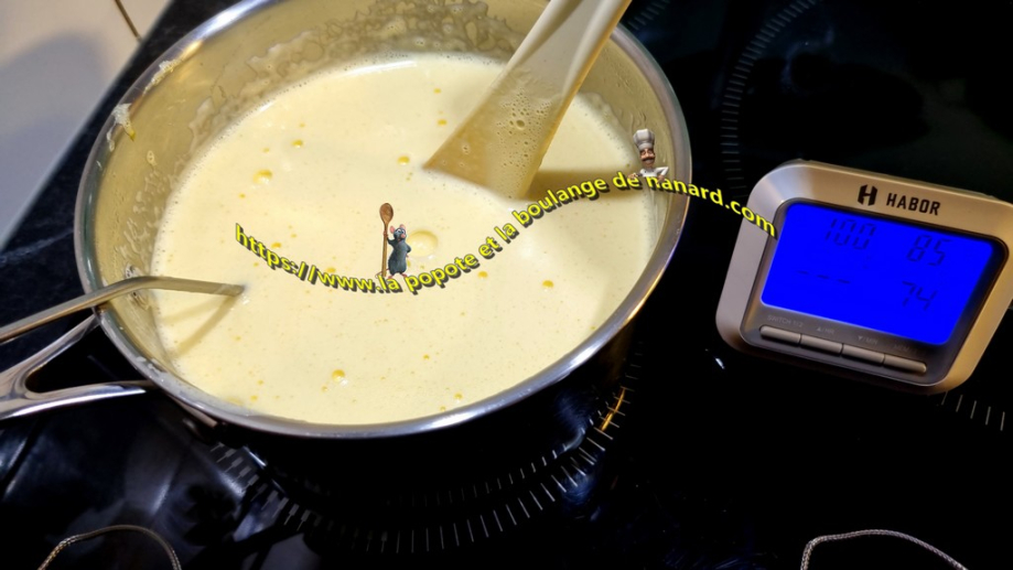 Cuire la crème à feu doux en mélangeant sans cesse à la spatule