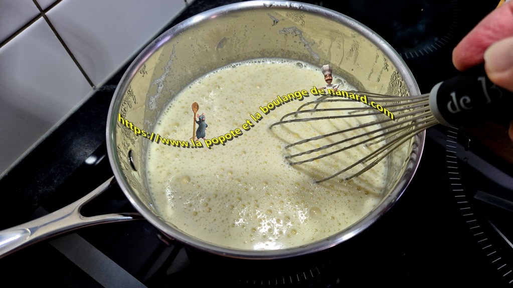 Cuire la crème à feu moyen en fouettant sans cesse