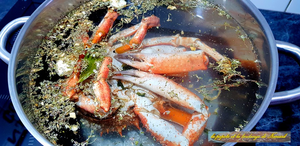 Cuire, laisser refroidir et décortiquer le crabe