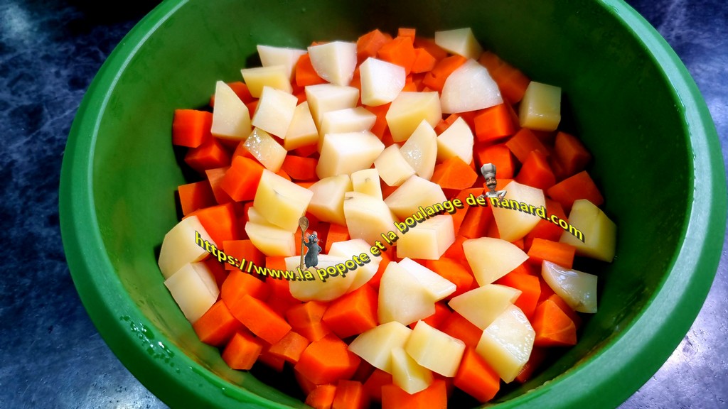 Cuire les carottes avec les pommes de terre à la vapeur