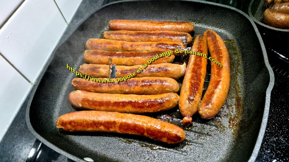 Cuire les merguez dans une poêle sans matière grasse