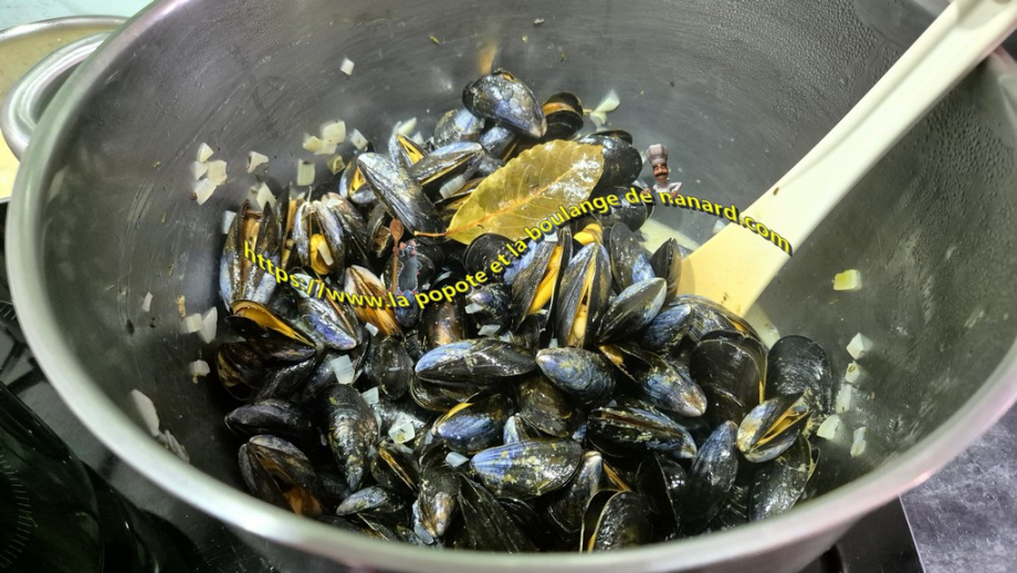 Cuire les moules comme expliqué dans la recette en lien