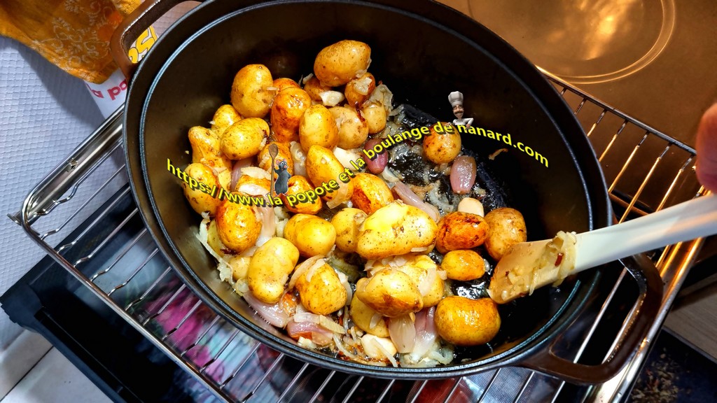 Cuire les pommes de terre au four à 190°C pendant 1H20 en remuant de temps en temps