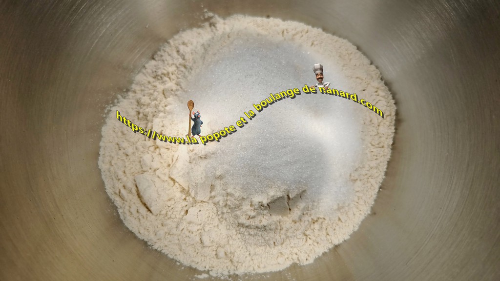 Dans l\\\'ordre, mettre le sel fin, la farine et le sucre dans la cuve du robot
